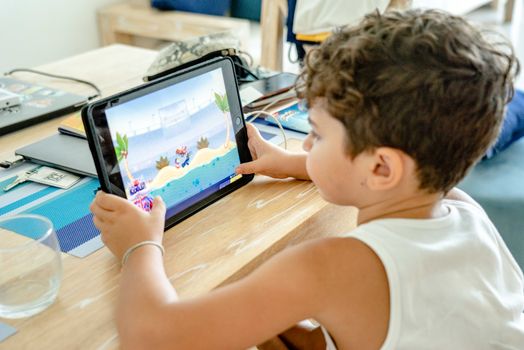 Screen time entertainment: waarom we thuis steeds langer blijven kijken