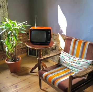 Moderne woonkamer met interieur jaren 70, warme aardetinten, ronde meubels en houten accenten