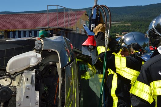 Hulpdiensten bij een ongeval in Time met afzetting op de weg en verkeer dat langzaam passeert