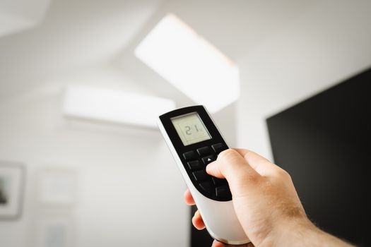 Binnen- en buitenunit van een split unit airco aan een moderne woning