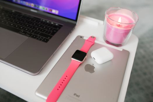 AirPods 4 naast een iPhone en MacBook Air M4 op een bureau