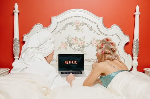 Overzichtsbeeld van populaire nieuwe Netflix-series met thriller, sci-fi en romantische titels