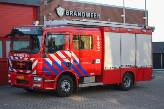 Brandweer en politie bij een loodsbrand in Schiedam met rook boven een bedrijventerrein