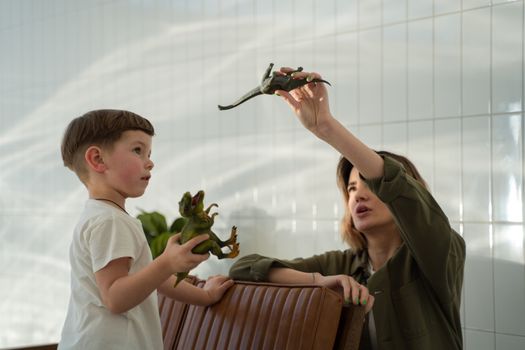 Fossiel skelet van een dinosaurus in een museumzaal met informatieve borden