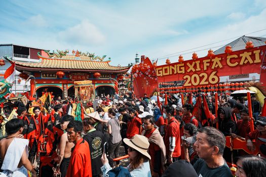 Vriendengroep op een zonnig festivalterrein in juni 2026 met podium, foodtrucks en zomerse outfits