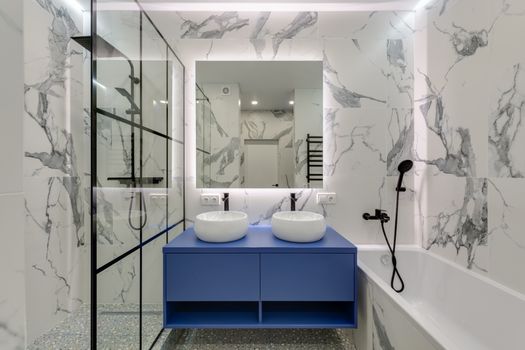 Moderne badkamer in Nederlandse woning met overzicht van verbouwkosten in 2026
