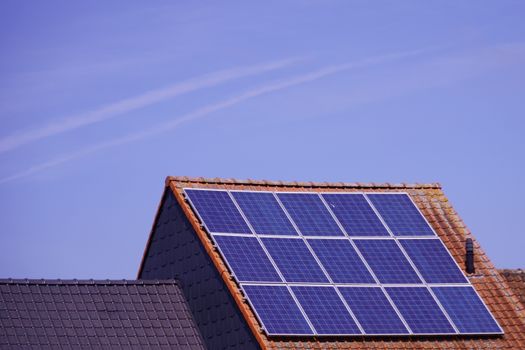 Huiseigenaar vergelijkt energieleveranciers voor een woning met zonnepanelen in 2026