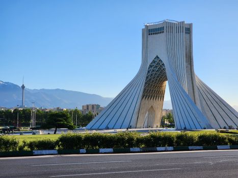 Iran nieuws op scherm met kaart van Teheran en economische grafieken op de achtergrond
