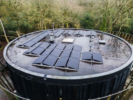Sedumdak met zonnepanelen op een plat dak van een Nederlandse woning