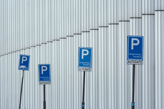 Parkeervergunning Time bij straatparkeren in het centrum met geparkeerde auto's en parkeerbord