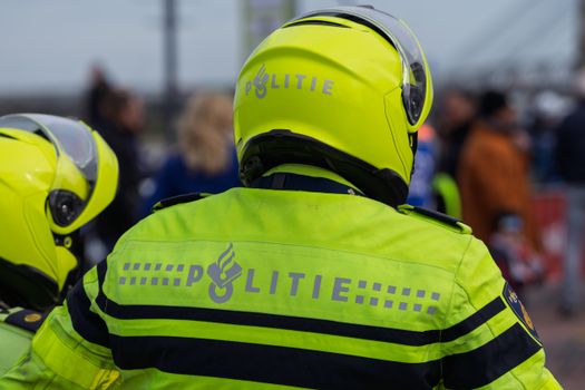 Politie beverwijk meldingen op smartphone met zwaailichten en straatbeeld bij station Beverwijk