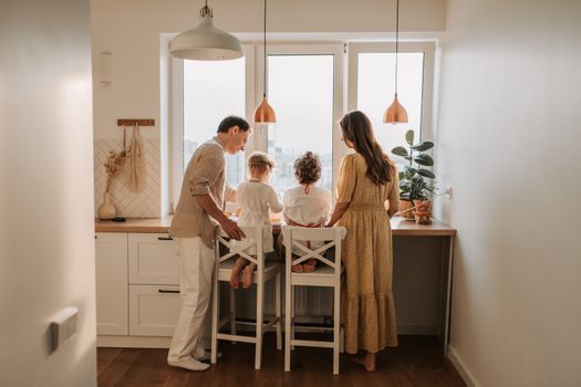 Stel aan tafel met laptop en papieren terwijl ze een checklist voor samenwonen doornemen