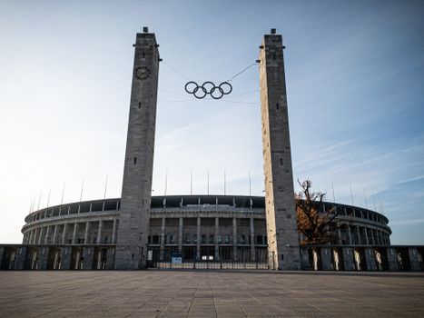 Telefoon met schema olympische spelen vandaag en tv-scherm met sportprogramma in Nederlandse tijd