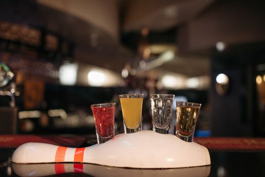Interieur van een moderne boutique bowling- en entertainmentlocatie met verlichte banen, lounge en arcadegames