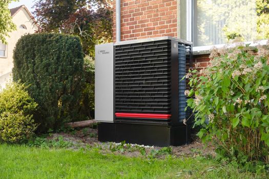 Buitenunit van een all electric warmtepomp naast een Nederlandse woning in 2026