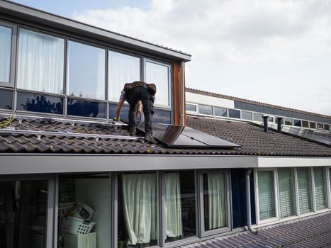 Huiseigenaar bekijkt energierekening naast een woning met zonnepanelen vanwege terugleverkosten in 2027