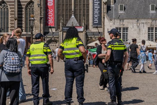 Bezoekers op een groot Nederlands zomerfestival in 2026 met podium, kleurrijke outfits en zonsondergang
