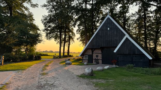 Trein en weekendtas voor een goedkoop weekendje weg last minute Nederland naar stad, kust of natuur