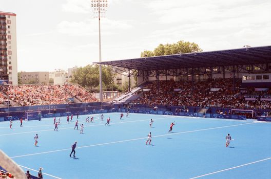 Live olympische spelen op tv in Time met sportfan op de bank en schema van de Spelen op een tablet