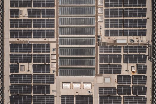 Huiseigenaar bekijkt energierekening naast zonnepanelen op het dak in 2026