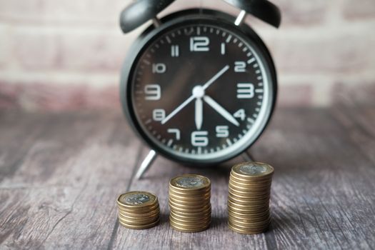 Laptop met Mijn Belastingdienst open en aantekeningen over deadlines, hypotheek, pensioen en crypto in 2026