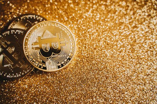 Grafiek van de bitcoin koers op een scherm met financiële cijfers en crypto-analyse