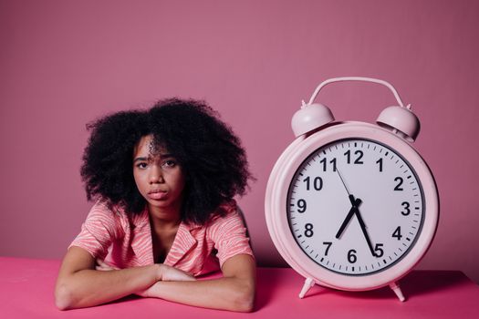 Illustratie van een faillissement in Nederland met curator, rechtbank en personeel dat de gevolgen bespreekt