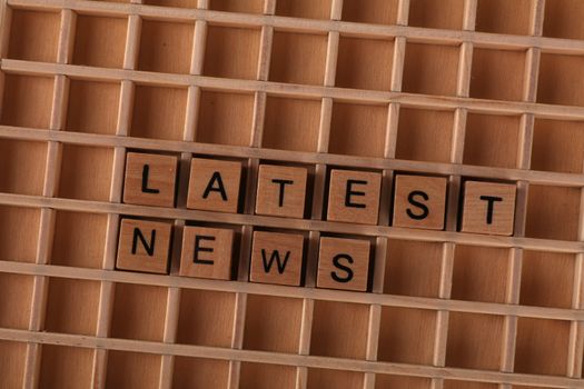 Smartphone met live nieuwspagina en meldingen voor het laatste nieuws uit binnenland, buitenland en entertainment