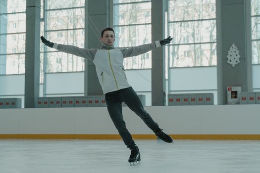 Kunstschaatsen mannen olympische winterspelen 2026 tijdens de vrije kür in een volle olympische ijsarena
