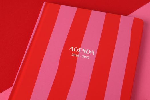 Vrouw leest het LINDA. vakantieboek 2026 tijdens een zomerse treinreis met zonnebril en strandtas