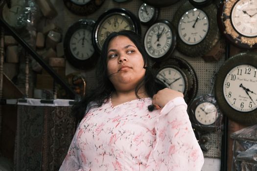Portret van Nurlaila Karim bij een artikel over haar achtergrond, carrière en online zoektrend