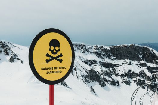 Snowboarder in slopestylefinale mannen tijdens olympische winterspelen 2026 op parcours met rails en sprongen