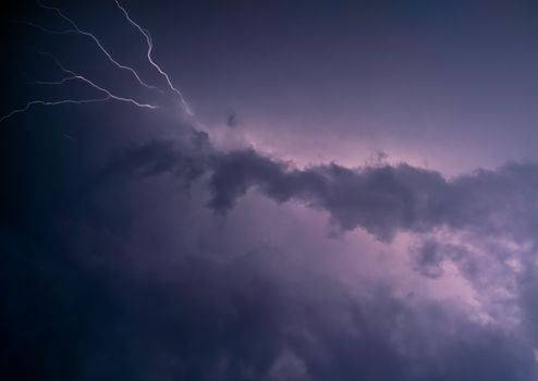 Storm boven centrum van Time met natte wegen, omgewaaide takken en verkeer bij het station