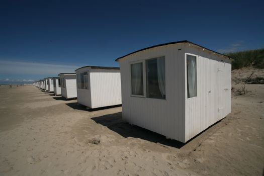 Laptop met VakantieVeilingen-openingsscherm en notities over biedtips, kosten en reisdeals