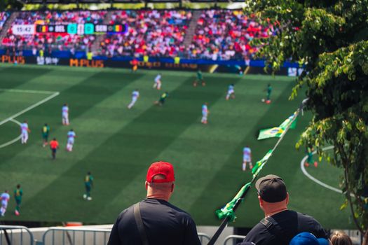 Smartphone met voetbal vandaag live schema, aftraptijden en actuele standen op het scherm