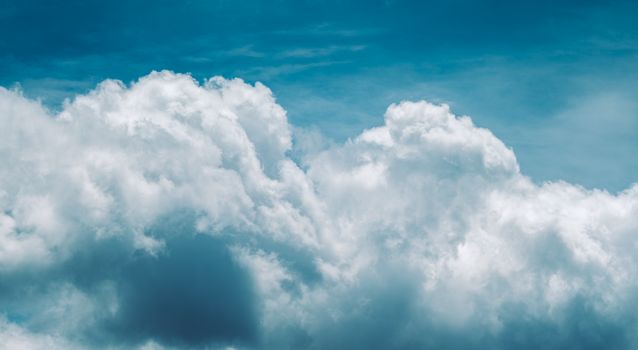 Weerbericht in Time met donkere regenwolken boven natte straten en verkeer tijdens een bui
